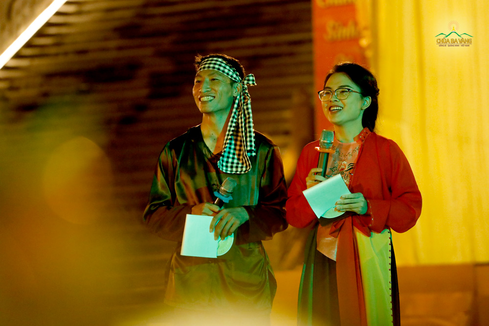 “Chú Cuội” và “chị Hằng” trong buổi tối liên hoan đón mừng Tết trông trăng chùa Ba Vàng 2020
