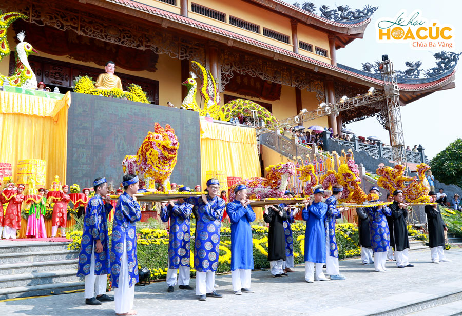 Nghi‌ ‌thức‌ ‌Tứ‌ ‌linh‌ ‌rước‌ ‌lục‌ ‌phẩm‌ ‌cúng‌ ‌dường‌ ‌tại‌ ‌Lễ‌ ‌hội‌ ‌Hoa‌ ‌Cúc‌ ‌chùa‌ ‌Ba‌ ‌Vàng‌ ‌năm‌ ‌2016‌
