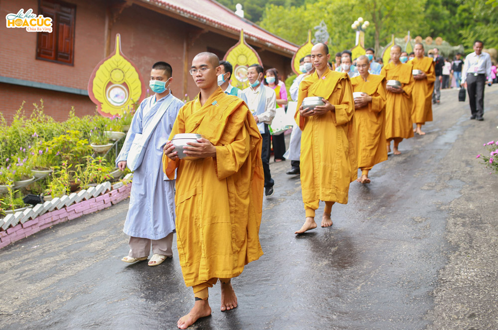 Những bước chân tự tại của Tăng đoàn trì bình khất thực trong khuôn viên chùa Ba Vàng