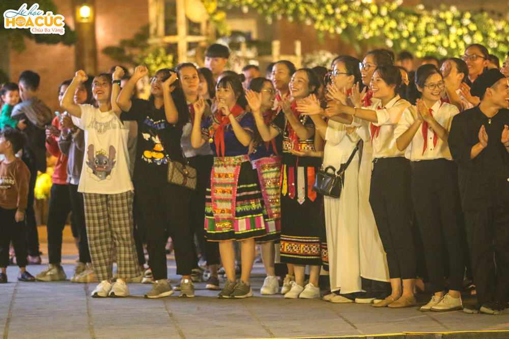 Nụ cười rạng rỡ của các bạn trẻ với sự xuất hiện ca sĩ Nguyễn Trần Trung Quân
