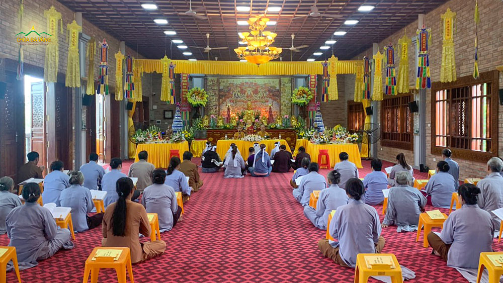 Các Phật tử chùa Diên Phúc trợ duyên cho gia đình Phật tử Vũ Thị Hợi làm lễ 49 ngày cho hương linh