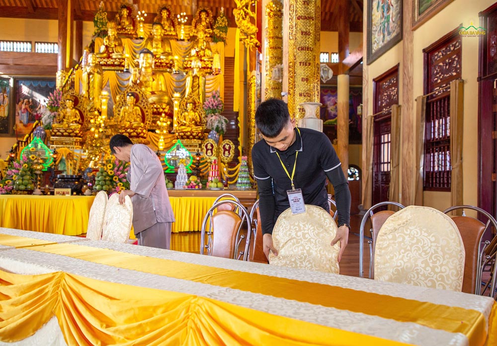 Phật tử sắp xếp bàn ghế tại Chính điện để chuẩn bị cho lễ giỗ Tổ