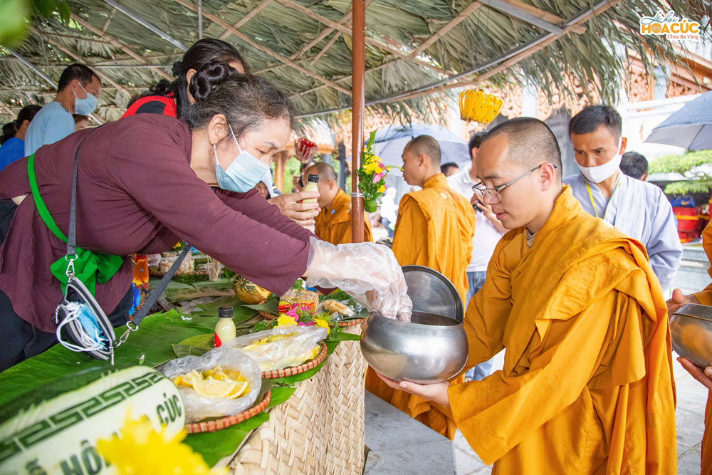 Tại các khu chợ quê, Phật tử sớt bát cúng dường chư Tăng 