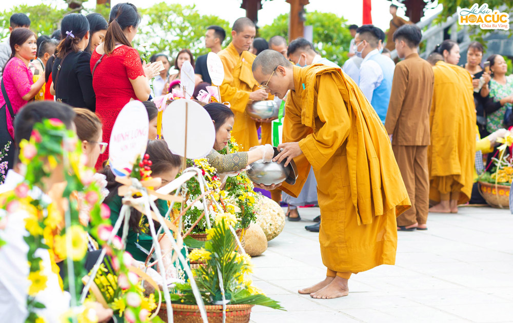 Phật tử sớt bát cúng dường quý Thầy trì bình khất thực