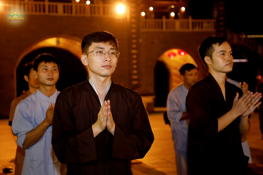 Các Phật tử hướng về Phật đài nguyện cầu Tam Bảo gia hộ cho chương trình đón mừng Tết Trung thu diễn thành công