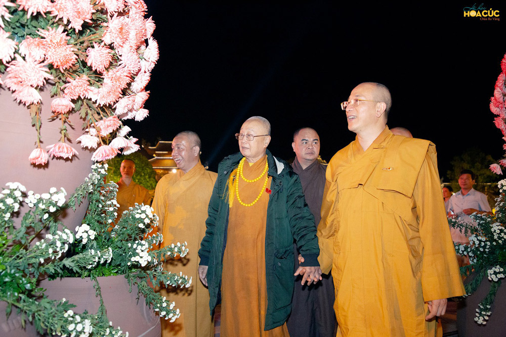 Sư Phụ dẫn phái đoàn đi thăm các khu tiểu cảnh của Lễ hội hoa cúc