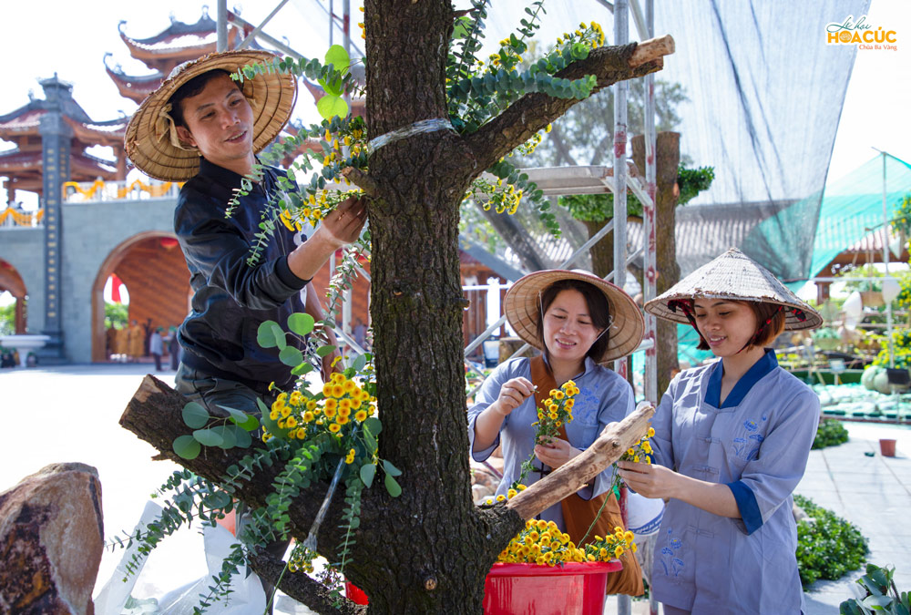 Các nghệ nhân đang sáng tạo thật nhiều lãng hoa thật đẹp mắt để phục vụ lễ hội Hoa Cúc chùa Ba Vàng 2020
