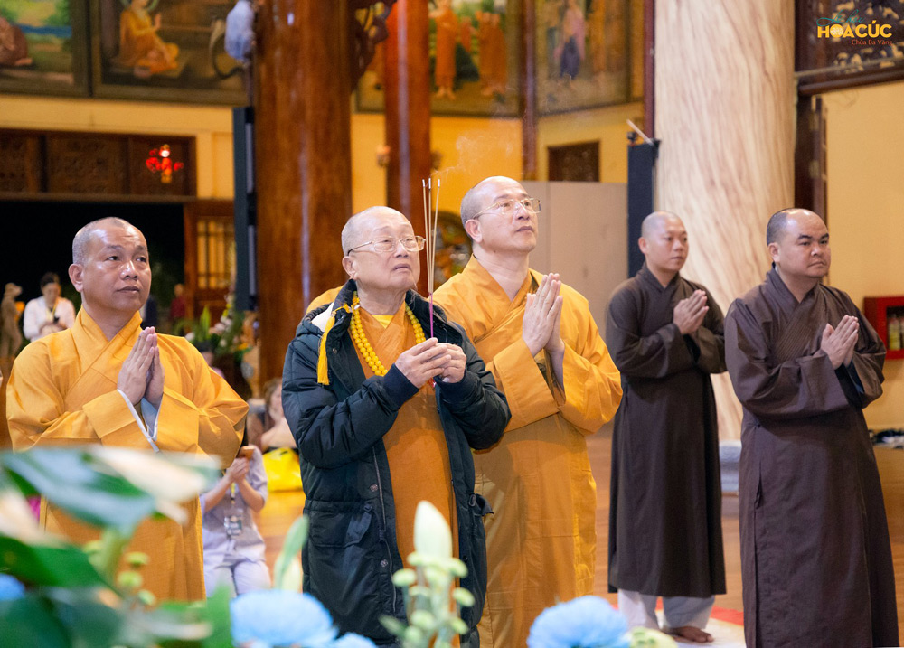 Tại Đại Hùng Bảo Điện chùa Ba Vàng, Hòa Thượng cùng chư tôn đức Tăng đã dâng hương lễ Phật