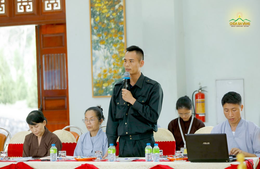 Thành viên trong Ban an ninh chùa Ba Vàng đóng góp ý kiến