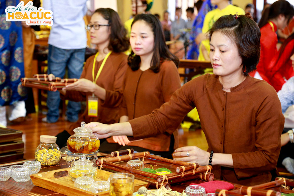 Thiền trà hoa cúc là một trong những hoạt động thu hút sự tham gia của đông đảo du khách và Phật tử