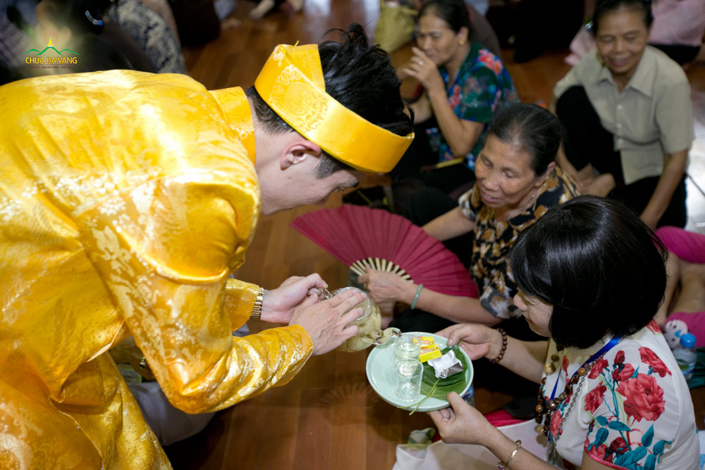 Đến với buổi thiền trà tại Lễ hội Hoa Cúc chùa Ba Vàng, du khách sẽ được thưởng lãm hương vị của trà hoa cúc