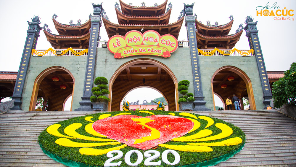Đại cảnh khu vực Cổng Tam Quan được các nghệ nhân bày trí độc đáo ở Lễ hội Hoa Cúc chùa Ba Vàng 2020 - Hướng về miền Trung thân yêu