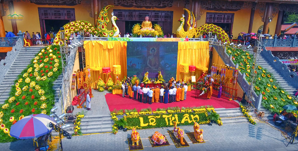 Sân khấu Lễ hội Hoa Cúc - Tết Trùng Dương 2016 tại chùa Ba Vàng