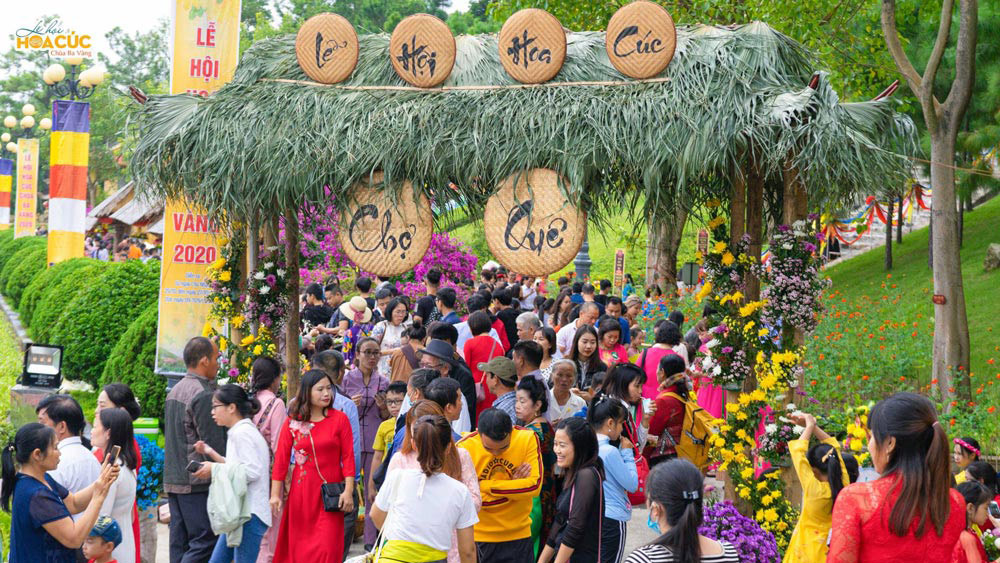 Đông đảo nhân dân, du khách thập phương về chùa Ba Vàng tham dự Chợ quê - Lễ hội Hoa Cúc