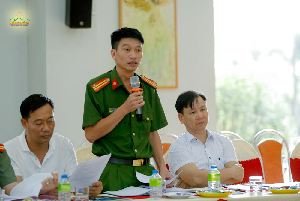 Trung tá Bùi Huy Lực - Đại diện Công an phường Quang Trung phát biểu tại buổi họp