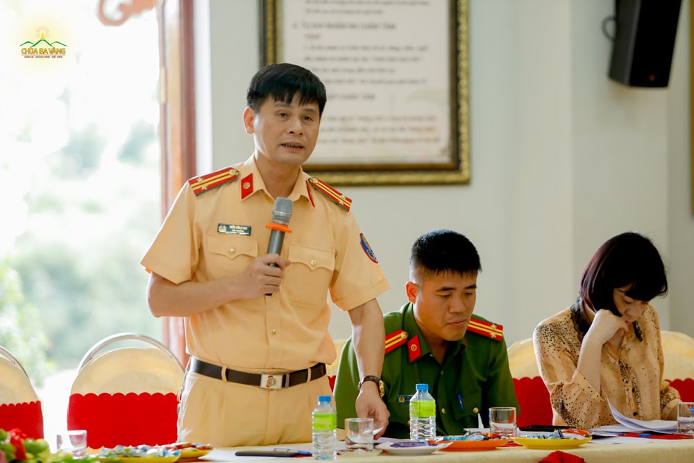 Đại diện Cảnh sát giao thông thành phố Uông Bí phát biểu tại buổi họp