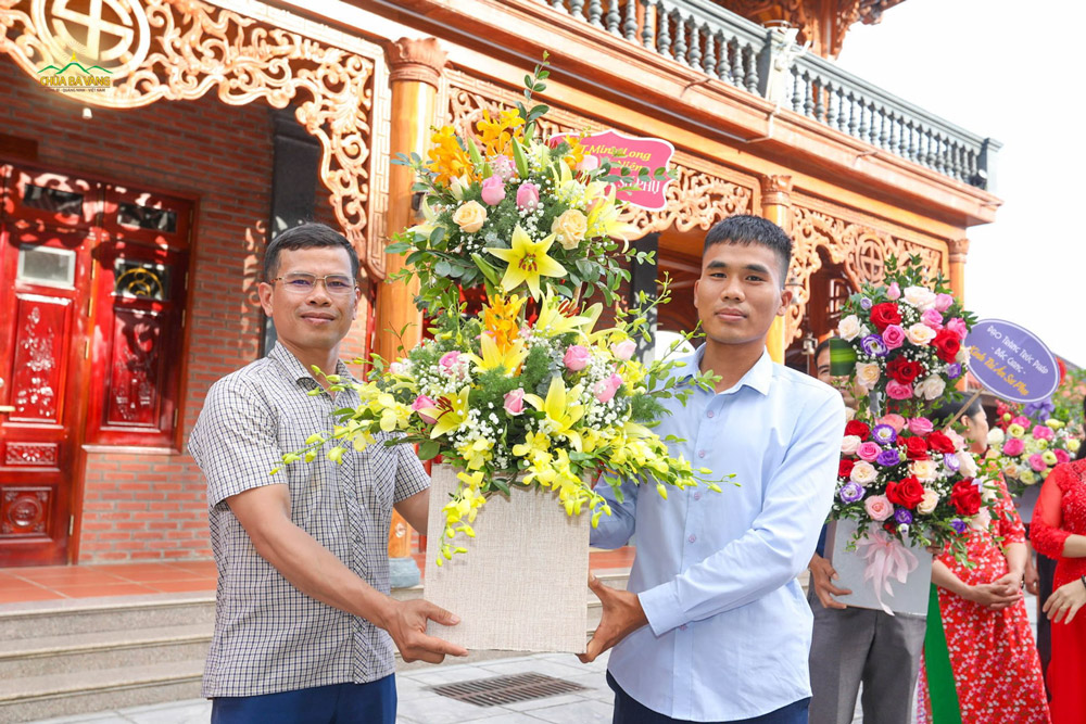 Với tâm tri ân công ơn giáo dưỡng của Sư Phụ Thích Trúc Thái Minh đã dành cho chúng sinh, các quý Phật tử đã dâng lẵng hoa tươi thắm để kính dâng lên Sư Phụ nhân ngày 20/11.