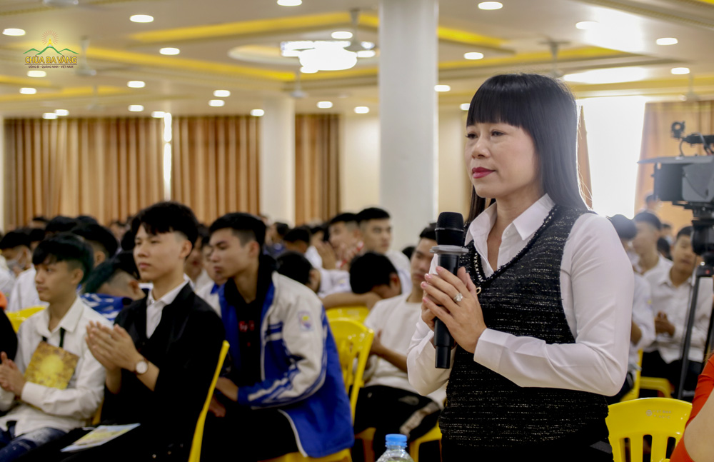 Bà Nguyễn Thị Thúy Toàn - Hiệu trưởng trường THPT Nguyễn Bình