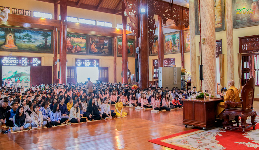 Các bạn học sinh chăm chú lắng nghe Sư Phụ Thích Trúc Thái Minh chia sẻ về giáo lý nhân quả trong đạo Phật