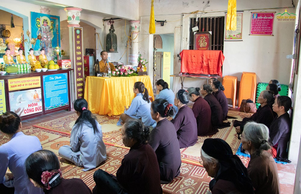 Phật tử và nhân dân lắng nghe lời dạy từ Đại đức giới sư. 