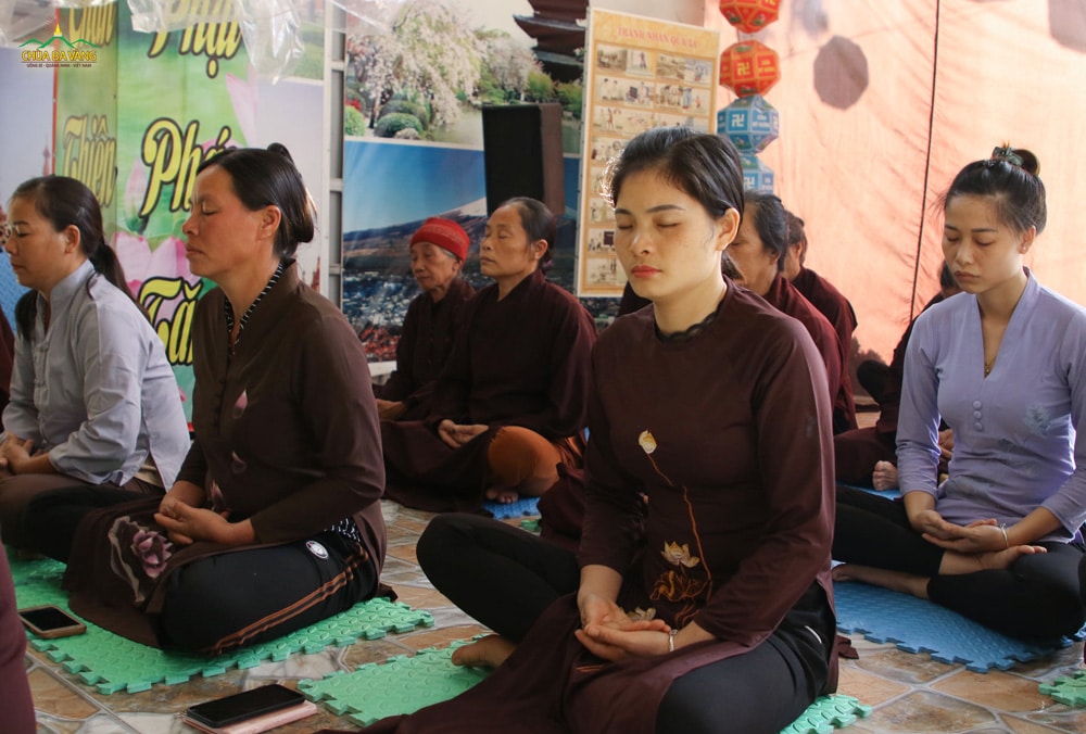 Các Phật tử thực tập ngồi thiền theo sự hướng dẫn của chư Tăng.