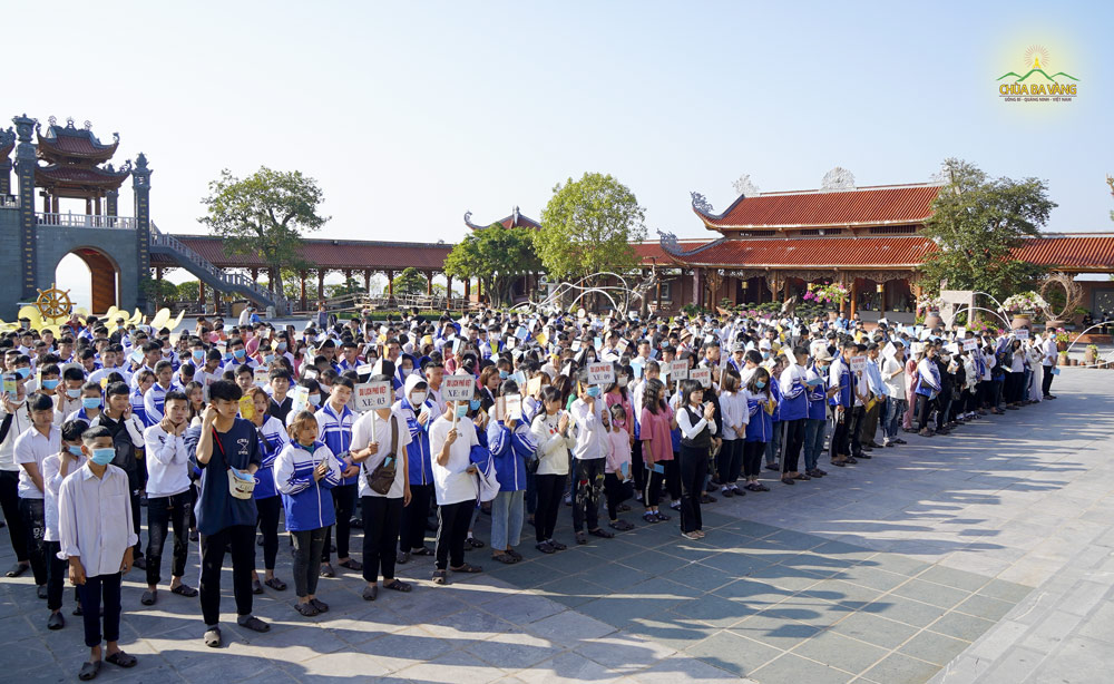 Các thầy cô và các em học sinh lễ Phật và cầu an tại sân Chính điện chùa Ba Vàng