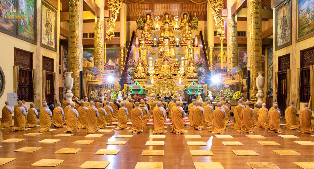 Chư Tăng chùa Ba Vàng trang nghiêm hướng về Tam Bảo