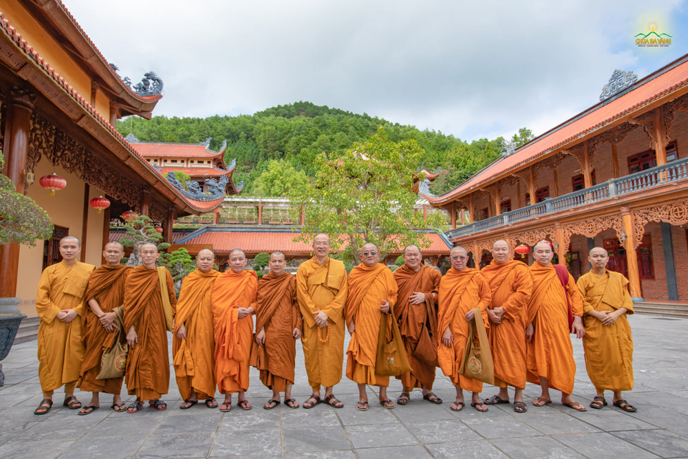 Chư Tôn Đức Phật Giáo Nam Tông thăm chùa Ba Vàng