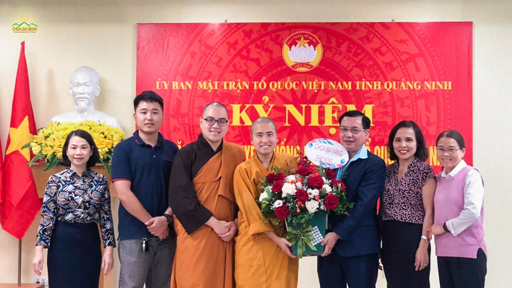 Đại đức Thích Trúc Bảo Tiến đại diện chư Tăng chùa Ba Vàng đã đến thăm và chúc mừng Ủy ban Mặt trận Tổ quốc Việt Nam tỉnh Quảng Ninh