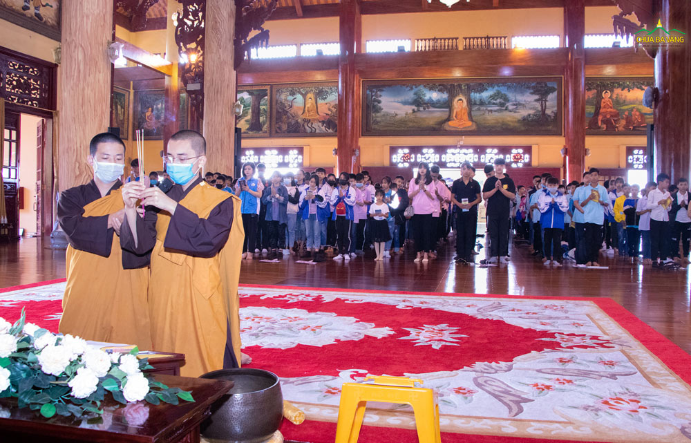 Chư Tăng quang lâm Chính điện để tác lễ cầu bình an cho thầy và trò Trường THCS Tràng An (Đông Triều)