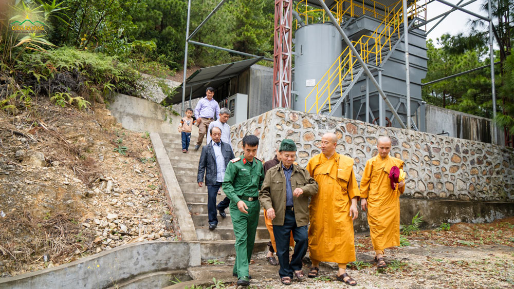 Đại tướng Phạm Văn Trà cùng cả đoàn đi thăm hệ thống lọc nước của chùa.