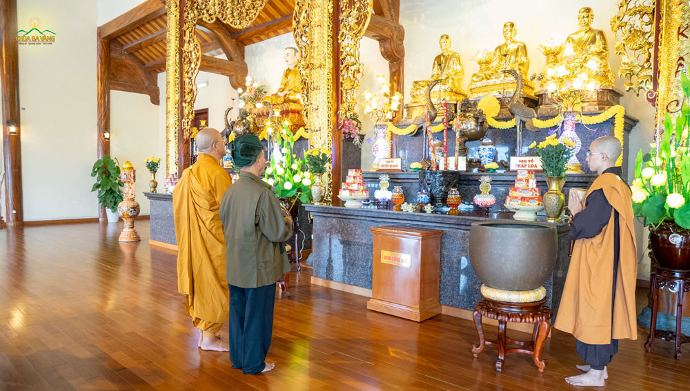 Đại tướng Phạm Văn Trà dâng hương lễ Phật, lễ Tổ trong chuyến thăm trở lại chùa Ba Vàng.
