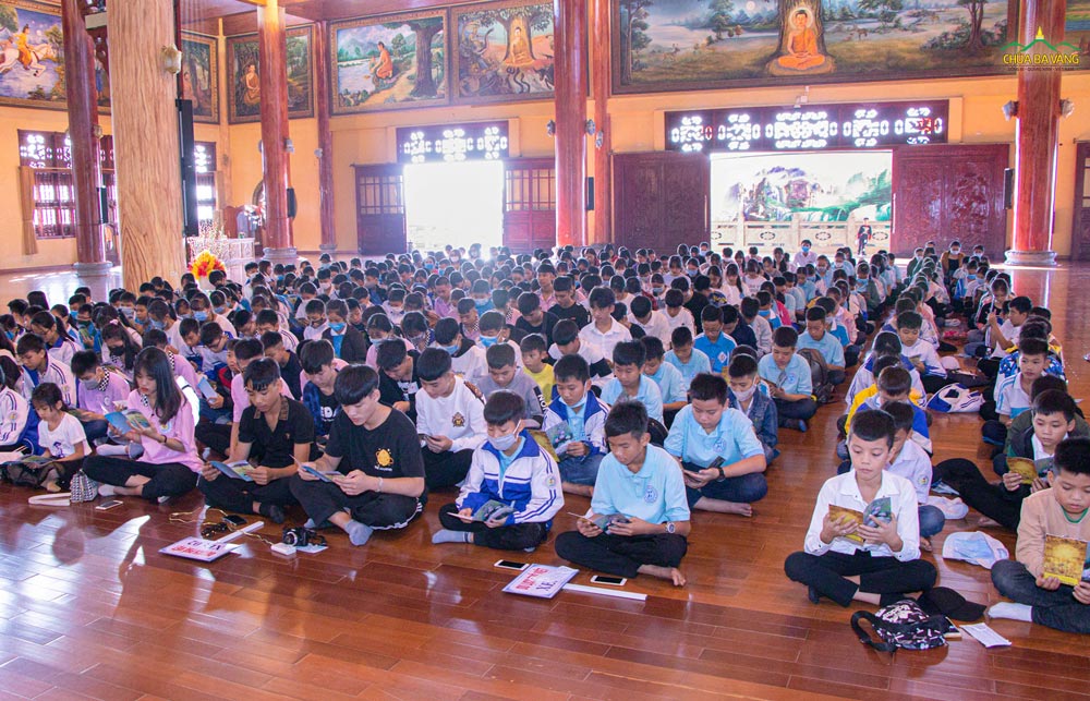 Gần 400 học sinh Trường THCS Tràng An (Đông Triều) tham gia nghi lễ tụng kinh cầu an tại chùa Ba Vàng