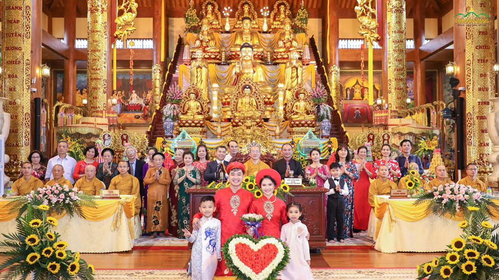 Tân lang, tân nương cùng gia đình chụp ảnh lưu niệm với Sư Phụ Thích Trúc Thái Minh