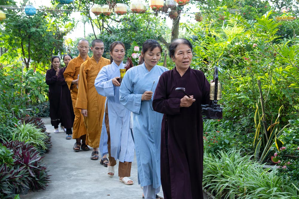 Chư Tăng chùa Ba Vàng đã về chùa Mỹ Lương tổ chức Khóa tu Bát Quan Trai giới cho nhân dân và Phật tử tại chùa.