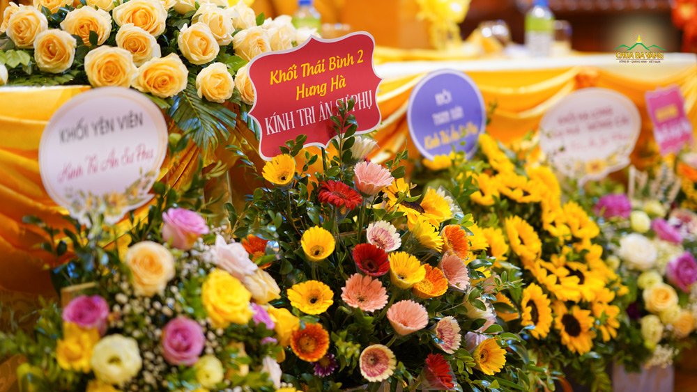 Những lẵng hoa tươi thắm của các bạn trẻ kính dâng lên Sư Phụ cùng đại Tăng chùa Ba Vàng
