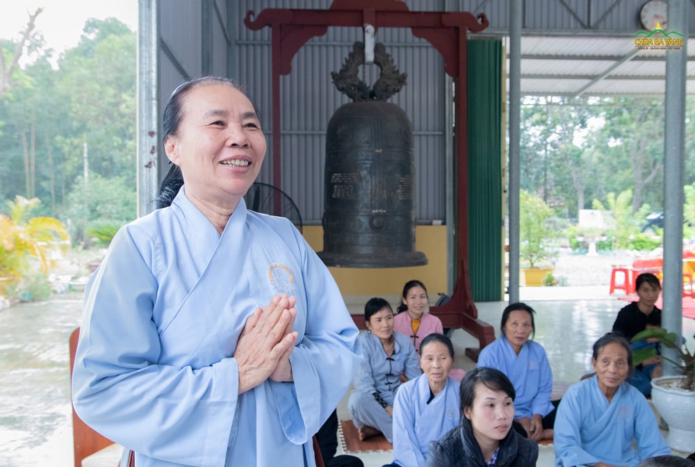 Niềm hoan hỉ của các quý Phật tử khi được đón nhận lời chỉ dạy từ chư Tăng.