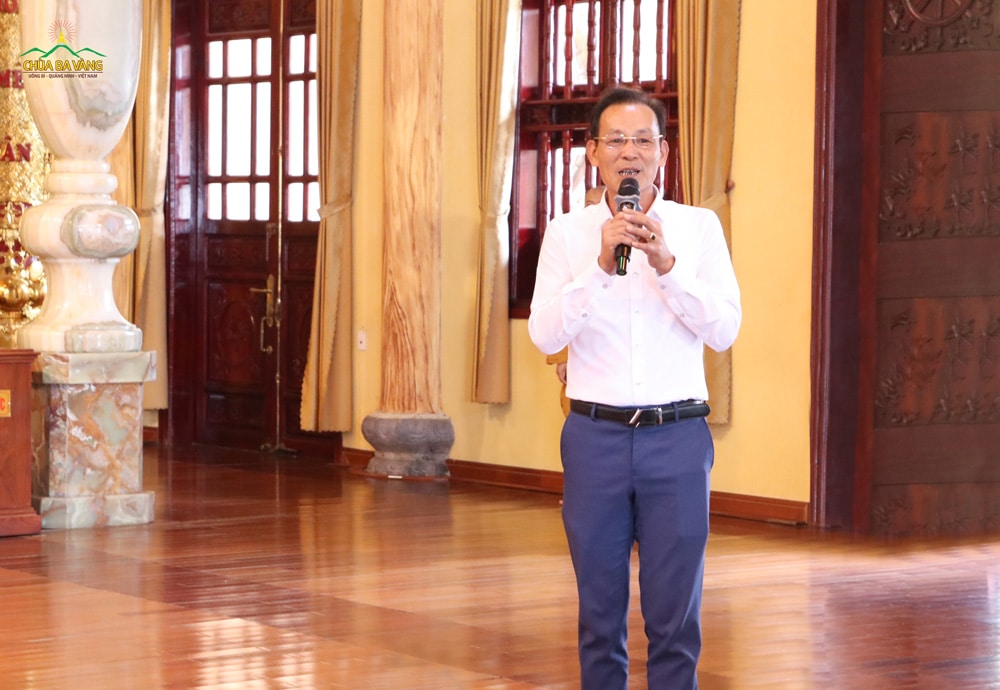 Ông Nguyễn Mạnh Thắng - Phó hiệu trưởng Trường THPT Đông Triều gửi lời cảm ơn sâu sắc đến Sư Phụ và chư Tăng chùa Ba Vàng