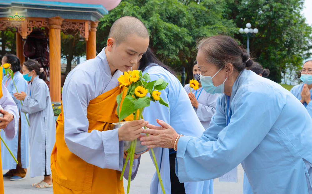 Phật tử thành kính cúng dường hoa quý Sư Cô