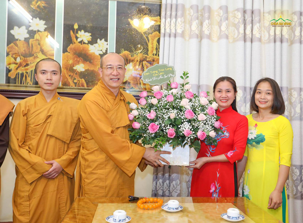 Đại diện các Phật tử đang tu học tại đạo tràng Trúc Long - Long Biên kính dâng Sư Phụ lẵng hoa tươi thắm.
