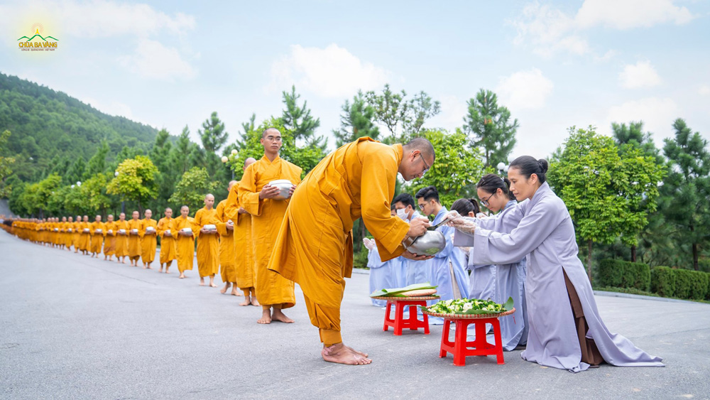 Phật tử CLB Cúc Vàng sớt bát cúng dường chư Tăng