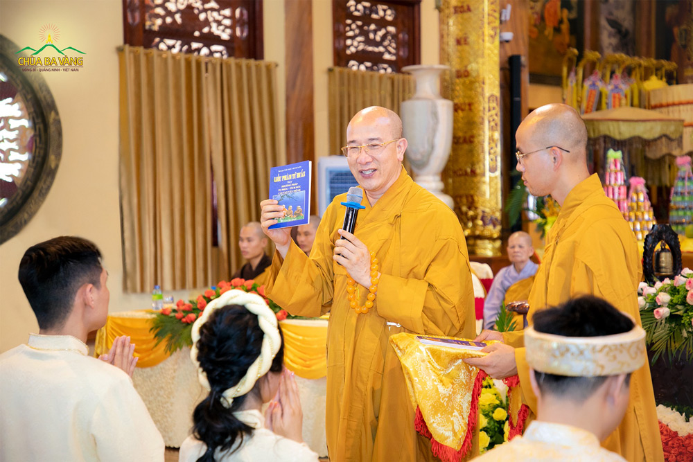 Sư Phụ trao tặng cho các cặp đôi tân lang, tân nương những món quà mang giá trị tinh thần của Phật giáo