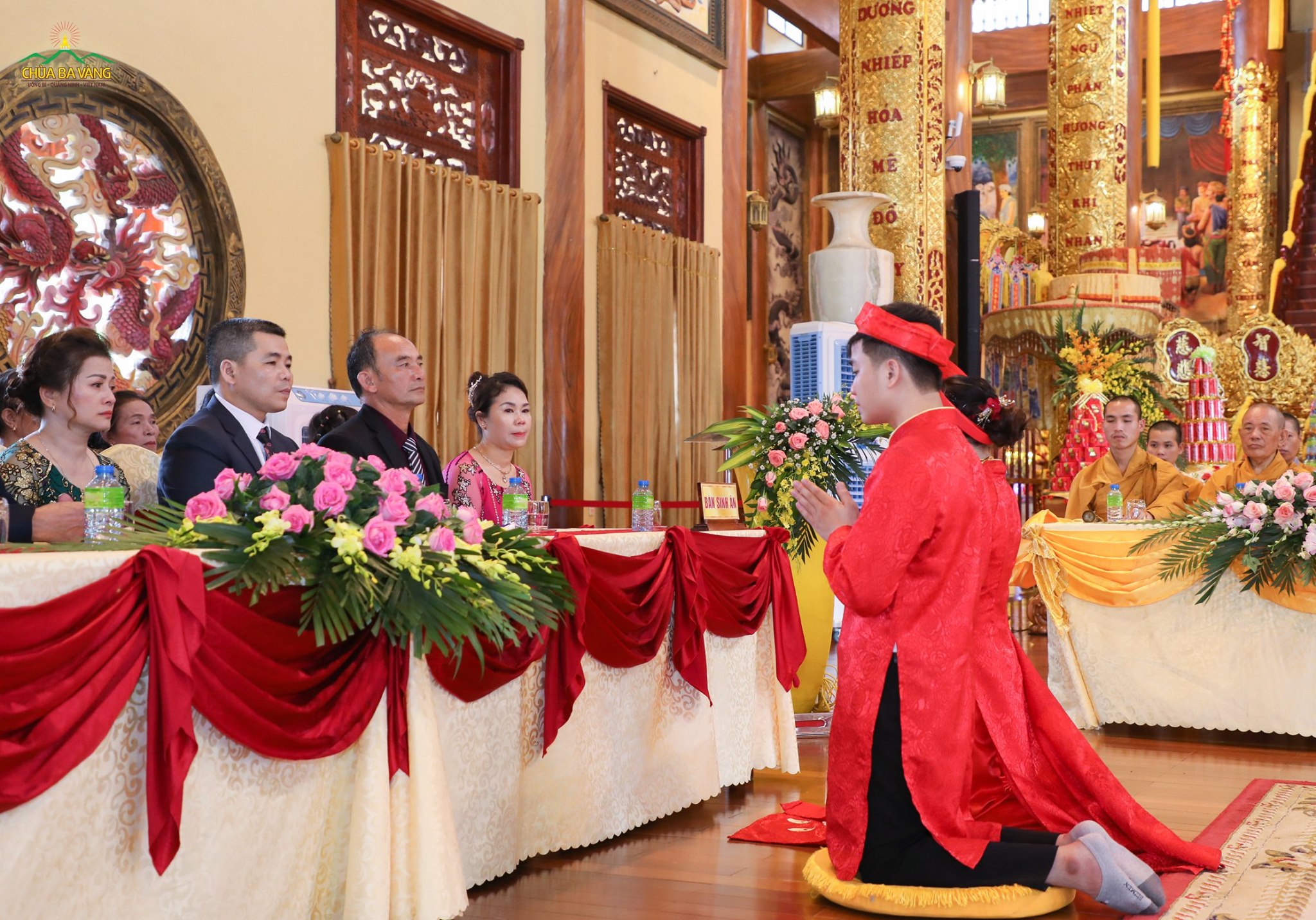 Tân lang, tân nương đối trước bàn sinh ân, cảm niệm ân đức sinh thành của cha mẹ