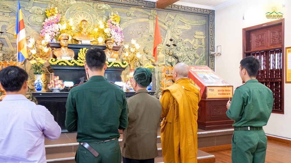 Trong chuyến thăm, Đại tướng Phạm Văn Trà cùng đoàn đã dâng hương ở nhà thờ lưu danh anh hùng liệt sĩ của chùa.