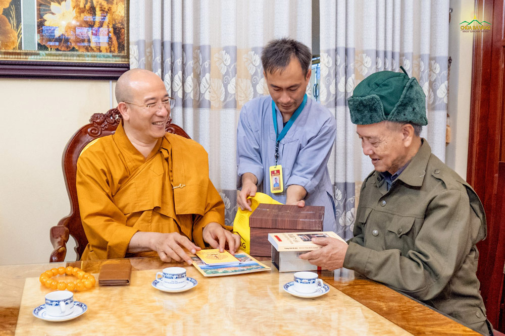 Trước khi đoàn ra về, Sư Phụ Thích Trúc Thái Minh gửi tặng Đại tướng một phần quà nhỏ, gồm những quyển kinh sách về giáo lý đạo Phật.