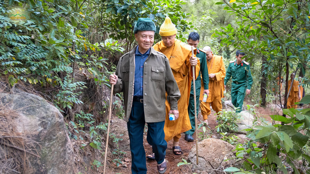 Với sự hướng dẫn của Sư Phụ, Đại tướng Phạm Văn Trà cùng đoàn đã trực tiếp vào thăm rừng thiền - nơi tu tập của chư Tăng chùa Ba Vàng.