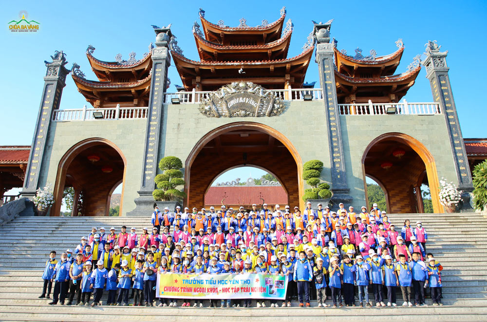 Các em học sinh trường Tiểu học Yên Thọ - Quảng Ninh được trải nghiệm buổi sinh hoạt ngoại khóa tại chùa Ba Vàng