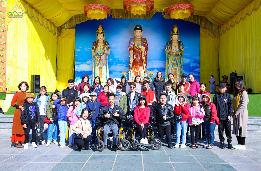Đoàn Trung tâm Nghị Lực Sống chụp ảnh lưu niệm tại sân Chính điện chùa Ba Vàng