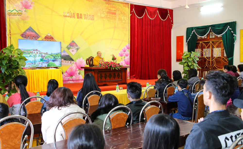 Các thành viên lắng nghe những lời chia sẻ Phật Pháp từ trên Sư Phụ Thích Trúc Thái Minh