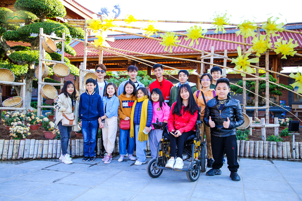 Đoàn Trung tâm Nghị Lực Sống chụp ảnh lưu niệm tại sân Chính điện chùa Ba Vàng